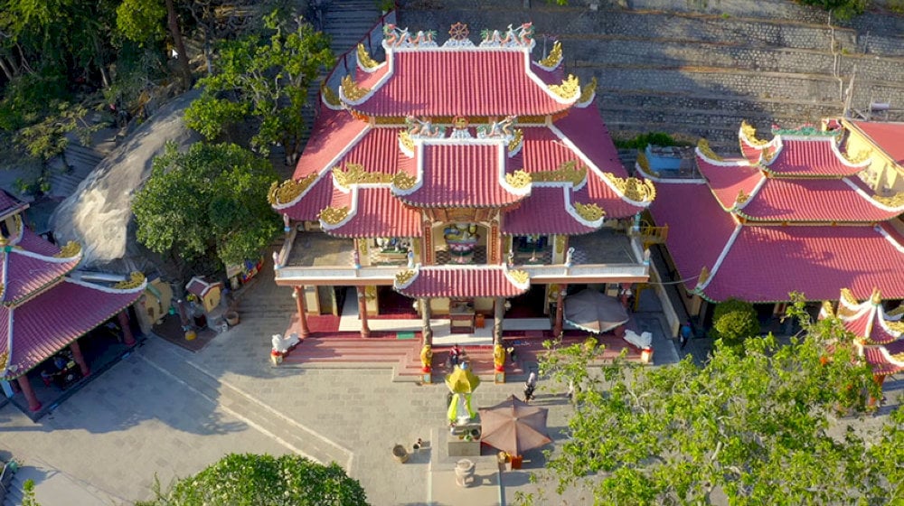 Khuôn viên chùa rộng rãi